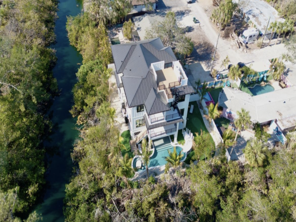 Custom Luxury Home 7 minute walk to beach and South Village